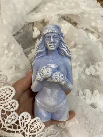 Вот такие гипсовые Снегурочки ручной лепки стоят чуть больше 1 тысячи рублей | Источник: Global.wildberries.ru