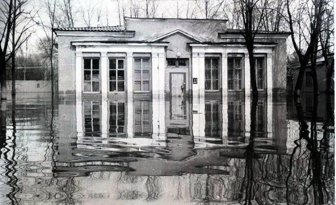 А таким было половодье весной 1993 года. Фотография сделана во время раздива рядом с павильоном № 6 в Торговом городке | Источник: pastvu.com