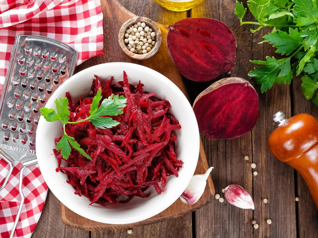 Вкуснее винегрета: простой свекольный салат всего из трех ингредиентов | marieclaire.ru