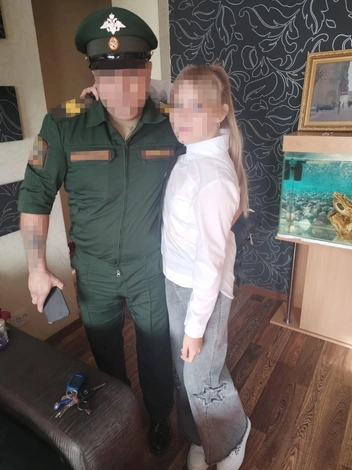 На фото — Вика с отцом в служебной форме | Источник: из семейного архива Свердловых