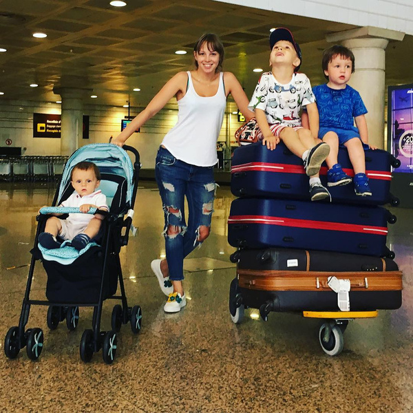 Полина Диброва поделилась тяготами путешествия с детьми