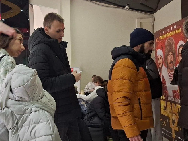 Очередь из опоздавших зрителей не рассасывалась даже спустя 10 минут после начала фильма. | Источник: Тимофей Крылов / V1.RU
