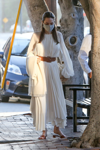 Белое платье из струящейся ткани и широкий ремень на талии: невероятно красивая Анджелина Джоли на ужине с сыном