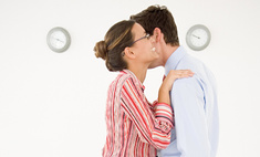 «С утра полчаса на поцелуи с коллегами»: правила пикантного французского этикета