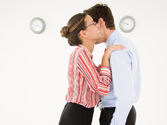 «С утра полчаса на поцелуи с коллегами»: правила пикантного французского этикета
