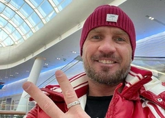 «Вернулись мои конфетки с отдыха»: Роман Костомаров пробежался по залу прилета навстречу детям