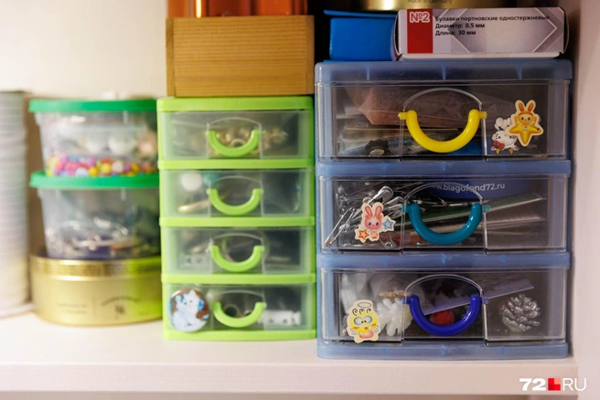 В ящиках и шкатулках бесчисленное количество ниток, булавок, кнопок и пуговиц&nbsp;— все те расходники, без которых никак не обойтись | Источник: Ирина Шарова / 72.RU