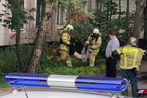 В квартире на юго-западе Москвы произошел пожар, один человек погиб: фото и видео | Источник: «МК: срочные новости» / T.me