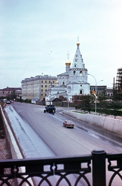 Вид на улицу Нижняя Набережная с мостика, ведущего к реке от Вечного огня. Старое фото снято примерно в середине 1970-х. Тогда религиозные сооружения находились в плачевном состоянии. Вот и Богоявленский собор выглядит печально без своего удивительного фасада. Зато, кажется, 50 лет назад дорога здесь была намного лучше | Источник: pastvu.com