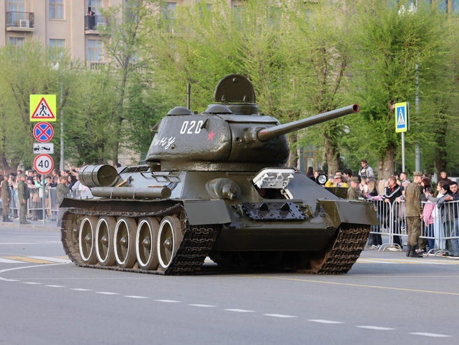 …а также легендарный Т-34 | Источник: Алексей Волхонский / V1.RU
