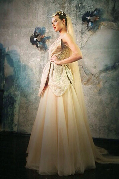 Свадебное платье Элины Камирен напоминает цветущий лотос