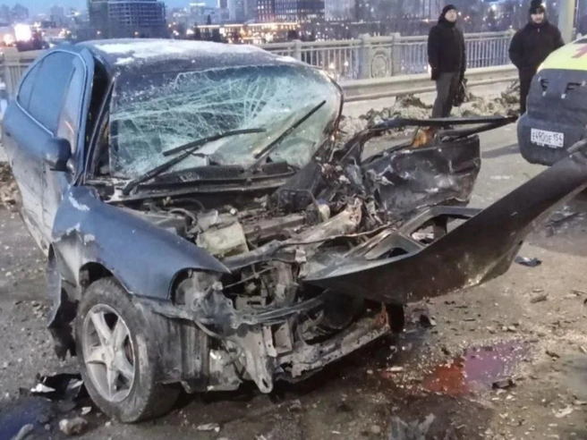 Передняя часть одного из автомобилей получила значительные повреждения. | Источник: СПАСАТЕЛИ МАСС / Telegram