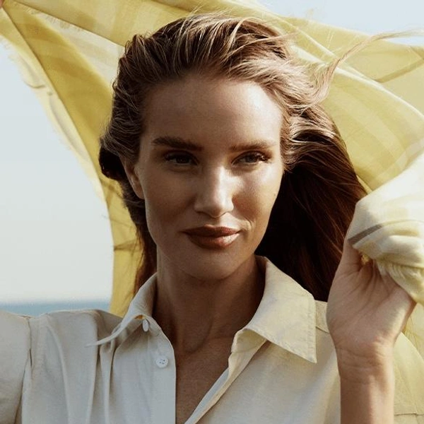 Роузи Хантингтон-Уайтли для Burberry. Летний этюд в шести фото | marieclaire.kz