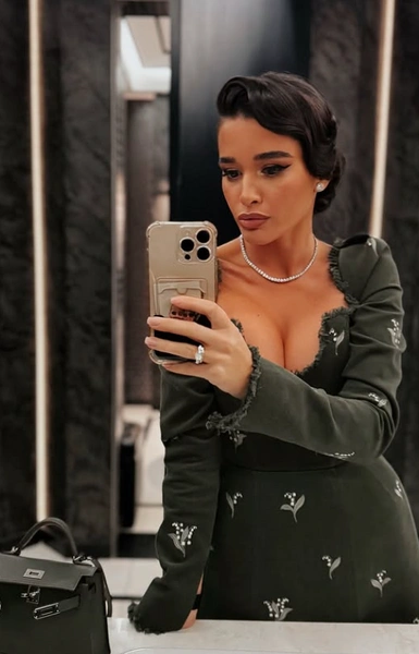 Қыздар беріліс тетігінде Жігіт қыздың екі аяғының арасына қысылып қалған