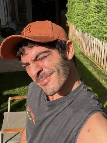Ну очень жизнелюбивый! | Источник: _burakdeniz / Instagram (экстремистская организация, деятельность запрещена на территории РФ)