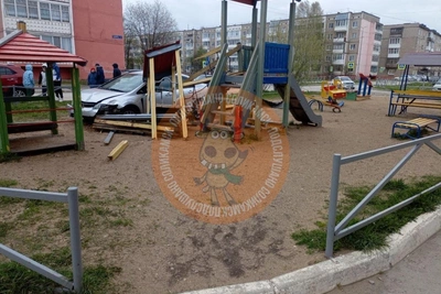 В Соликамске машина сломала игровое оборудование на детской площадке