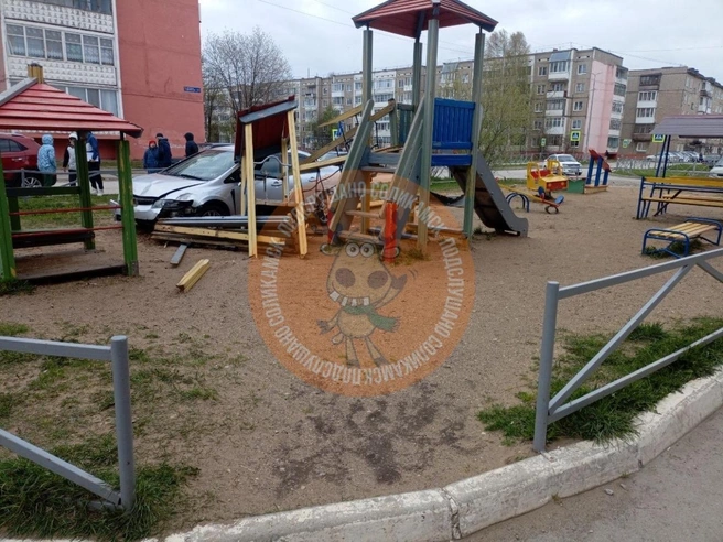 Машина оказалась на площадке после столкновения | Источник: Подслушано Соликамск! / Vk.com