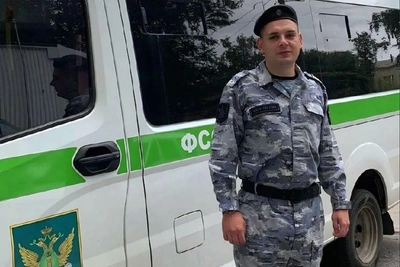 Пристав потушил загоревшуюся после атаки БПЛА «Ниву»