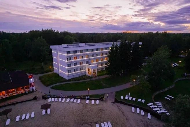 Для отдыхающих доступны программы «В гармонии с собой» и «Здоровый позвоночник», где можно получить массаж, посещение бассейна, гидромассаж и физиотерапию | Источник: «Лунево на Волге»