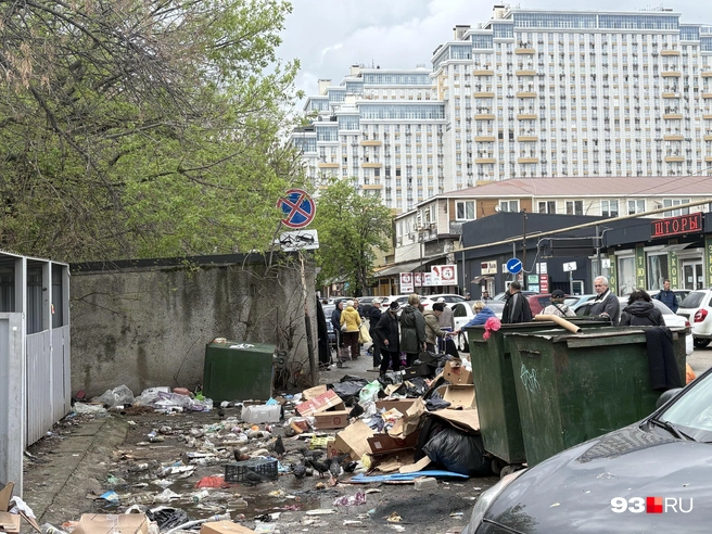 Ситуация прямо на входе у рынка. На фоне&nbsp;— элитные новостройки у ТК&nbsp;«Центр города» | Источник: Екатерина Подымова / 93.RU 