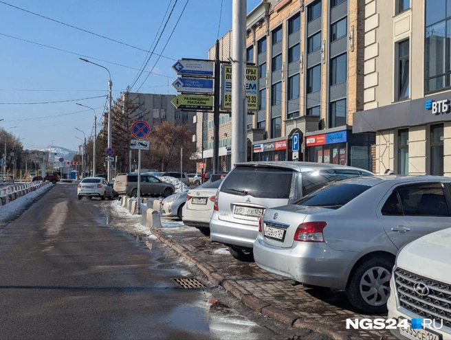 Не все водители паркуются по правилам | Источник: Мария Ленц / NGS24.RU