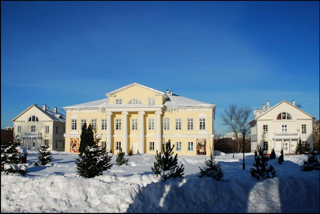 Главный дом с флигелями | Источник: Wikipedia.org