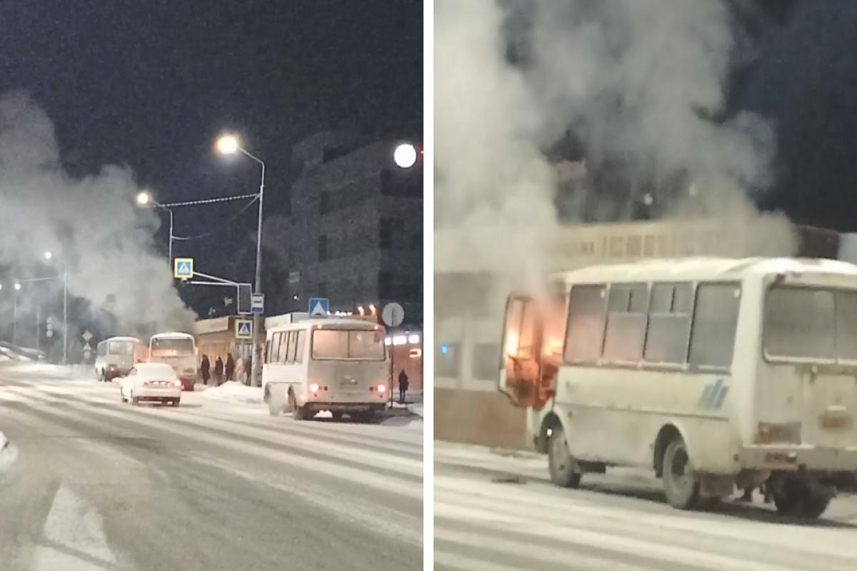 В Первоуральске на остановке Талица горит автобус, 6 января 2023 года - 6  января 2023 - Е1.ру