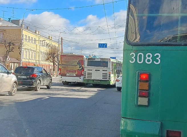 На улице Соборной столкнулись маршрутка и автобус | ya62.ru
