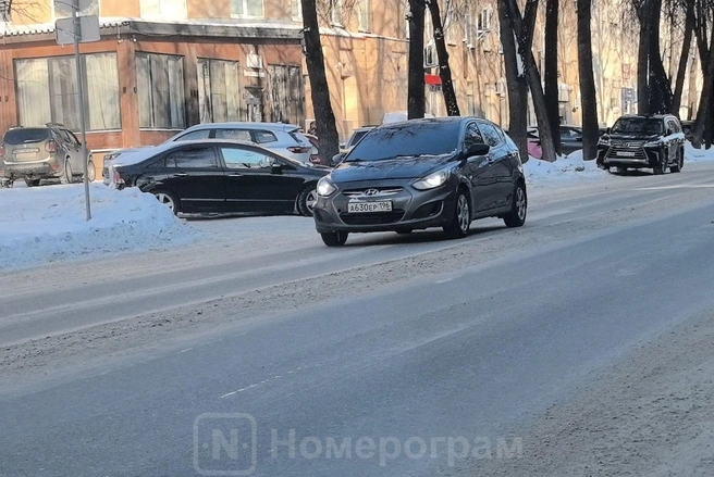 Тонированнный Hyundai оказался записан на мать Бобриковича | Источник: Nomerogram.ru