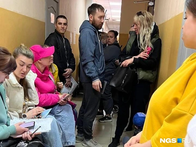 В очереди на штампы люди проводят неделями | Источник: Настасья Медведева / NGS.RU