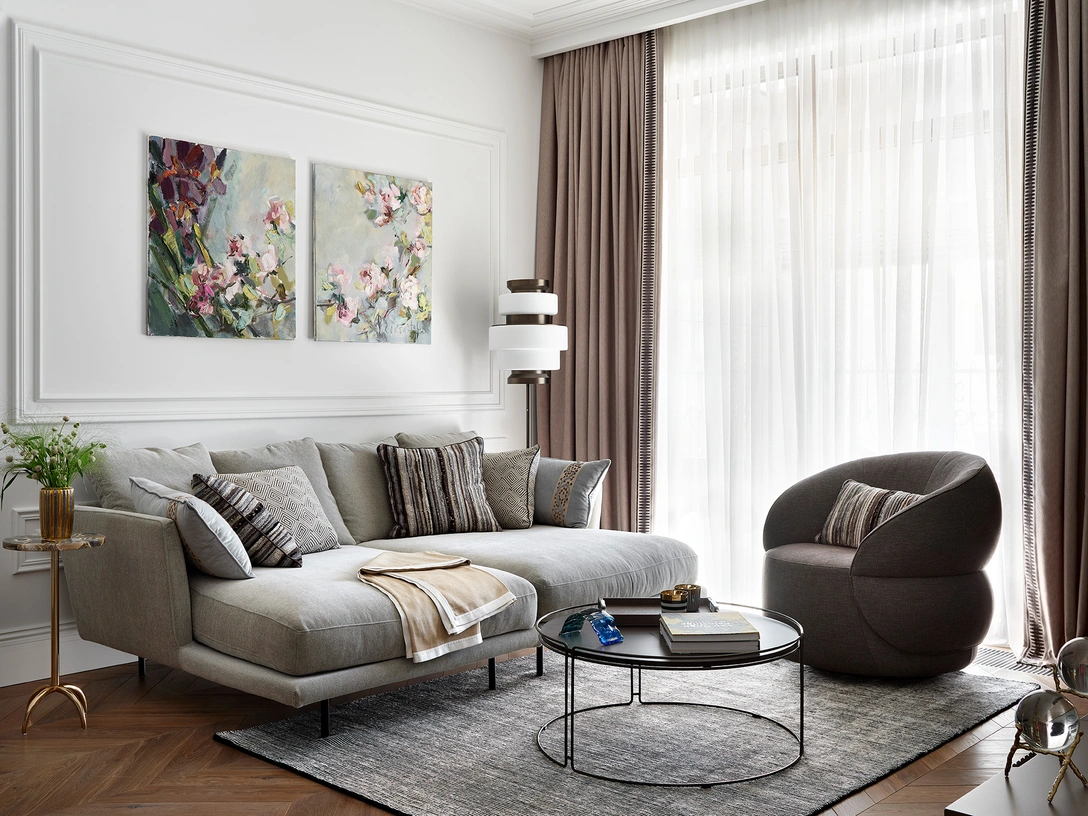 Гостиная. Диван, кресло и журнальный столик, все — Ditre Italia. Люстра, Italamp. Торшер, Archetipo. | Источник: Сергей Ананьев. Стиль: Юлия Чеботарь