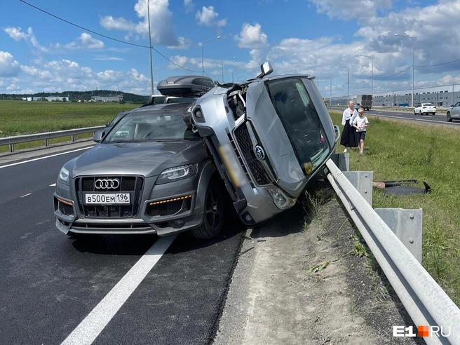 Авария случилась недалеко от поворота на Патруши | Источник: читатель E1.RU