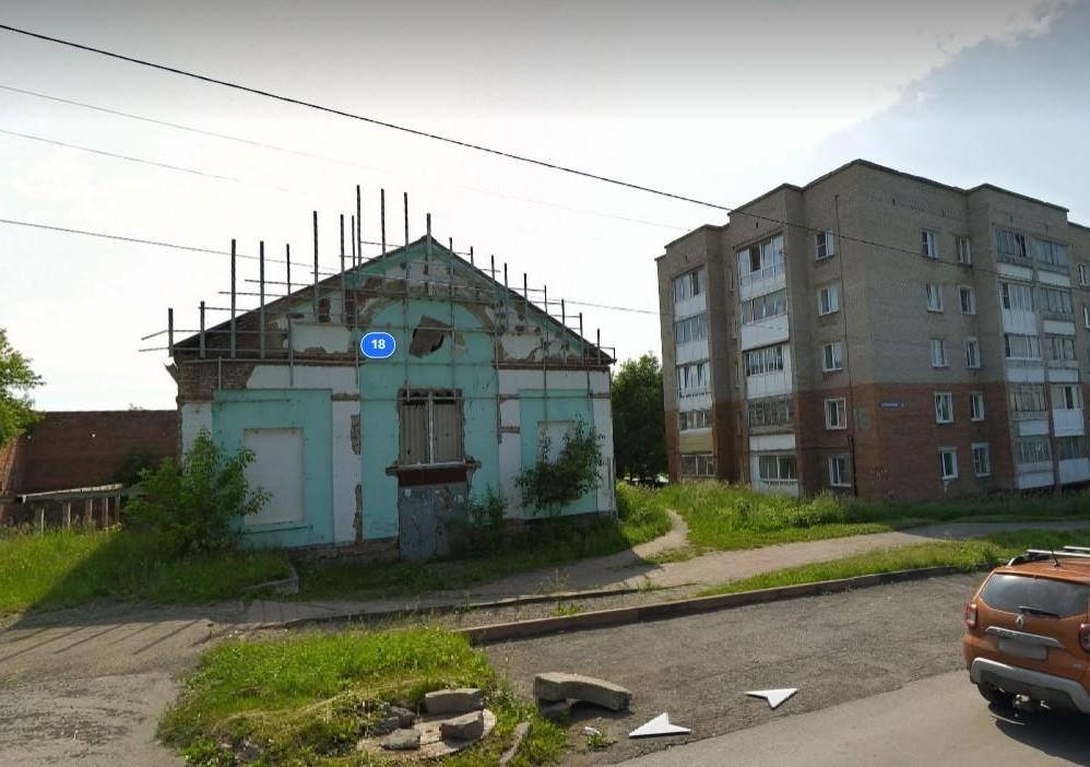 «Труд» не был с иголочки и в 1999 году, а к 2025-му превратился в развалину | Источник: yandex.ru/maps