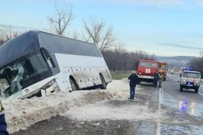Bus veers into ditch after head-on crash near Novorossiysk
