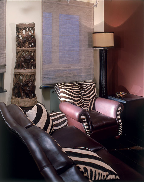 В гостиной кожаный диван со вставками из шкуры зебры, Van Den Berg (ЮАР).Торшер, Carella Carving. Штора из конского волоса, Crin