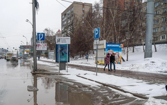 Обычно городские парковки платные в будние дни | Источник: Александр Ощепков / NGS.RU