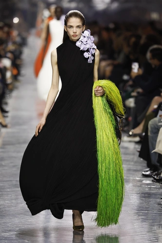 Дебют Джонатана Андерсона для Dior: цветы, скульптуры и новая женственность Дебют Джонатана Андерсона для Dior: цветы, скульптуры и новая женственность