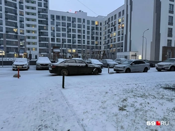 В ЖК ILove, кажется, рано не встают&nbsp;— вот сколько машин все еще стоят в снегу | Источник: читатель 59.RU