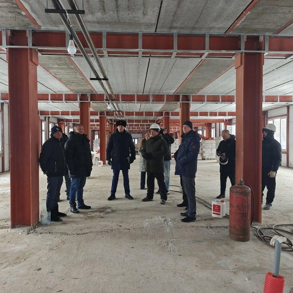 24 февраля 2026-го в прокуратуре рассказали, что на объекте завершен монтаж кровли, строятся шахты лифта и монтируются временные системы теплоснабжения | Источник: Прокуратура Ярославской области / Telegram