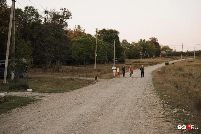Эту улицу жители просят заасфальтировать, потому что по ней к местной базе отдыха едут туристы которые поднимают пыль | Источник: Дарья Паращенко / 93.RU