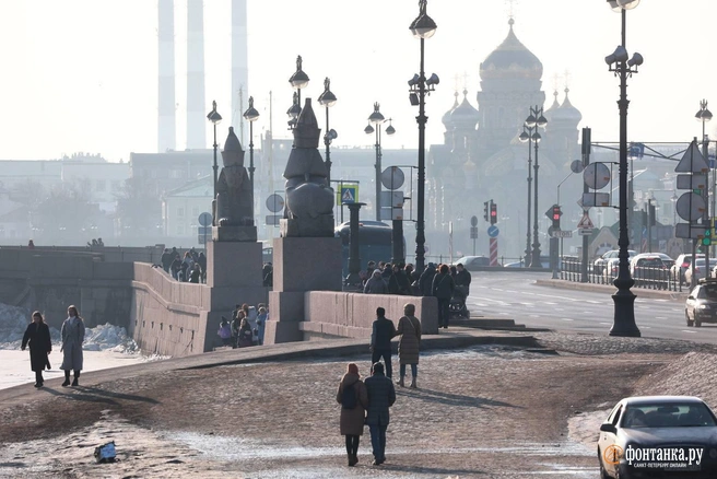Петербуржцы показывают лица солнцу. Город залило весенним теплом | Источник: Сергей Михайличенко / «Фонтанка.ру»