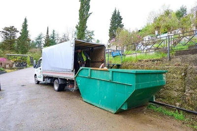 Субботники на кладбищах Сочи перед пасхальными праздниками