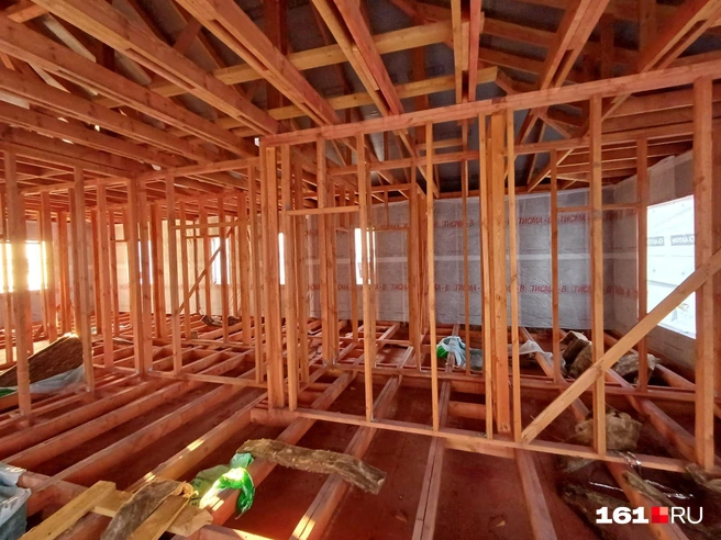 Кому-то из клиентов повезло чуть больше. Кроме свай, подрядчик начал делать каркас | Источник: читатель 161.RU