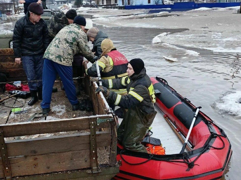 В МЧС показали, как эвакуируют жителей подтопленных домов в Аше 