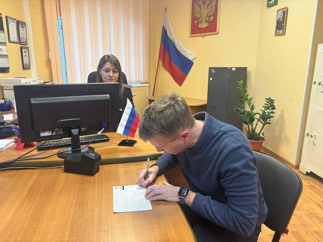 Главный документ мужчина получил в отделе по вопросам миграции ОП № 1 | Источник: УМВД России по Оренбургской области