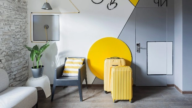 Здравствуй, солнце! Яркий хостел на заводе «Флакон»