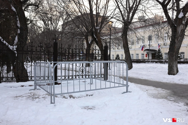 Безликая серая ограда — единственное напоминание, что здесь был памятник | Источник: Алексей Волхонский / V1.RU