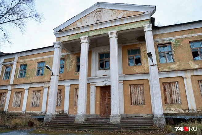 Златоустовское рудоуправление перевели в Магнитку в 1930-х, вскоре выстроили это солидное здание | Источник: Михаил Шилкин