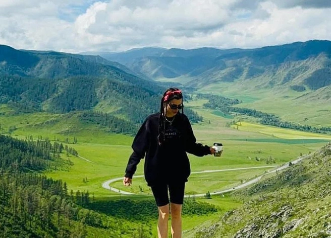 Девушка выбрала для прогулки темную одежду  | Источник: sivaeva/ Instagram* (экстремистская организация, деятельность запрещена на территории РФ)