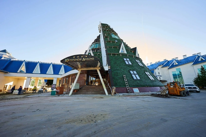 Гостиницу обновляют на базе существующей конструкции, что создает дополнительные сложности для подрядчика | Источник: Руслан Кухарук / T.me